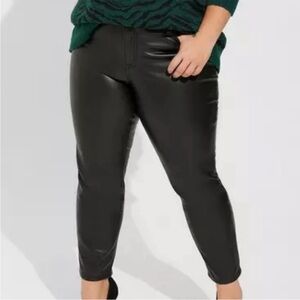 EUC Torrid Faux Leather Cropped Pants Black Size 18